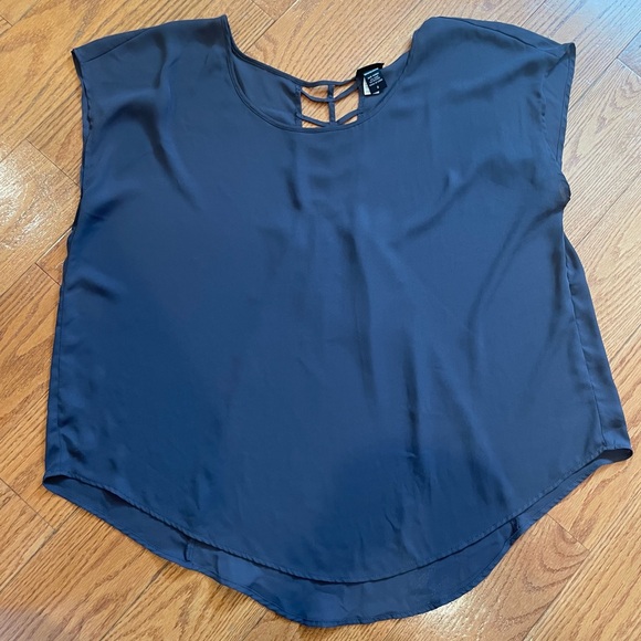 Torrid Women’s Shirt Short Sleeve Grey Cut Out Back Detail - Picture 1 of 3